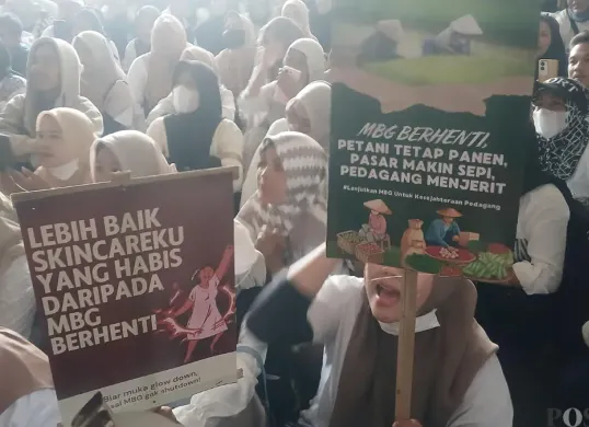 Ribuan relawan pekerja SPPG di Kabupaten Tangerang melakukan aksi unjuk rasa didepan Kantor Bupati Tangerang. (Sumber: Poskota/Veronica)