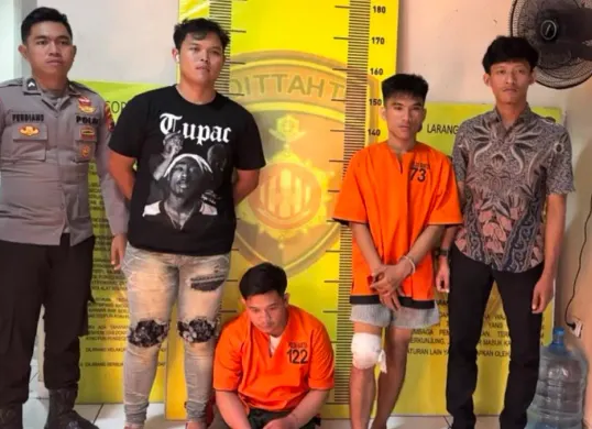 Dua dari tiga kawanan curanmor saat diamankan di Rutan Polda Banten. (Sumber: Ditreskrimum Polda Banten)