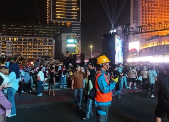 Petugas PLN UP3 Menteng bersiaga pada Pesta Rakyat di kawasan Bundaran Hotel Indonesia (HI), Jakarta Pusat, Sabtu (27/6). (Sumber: PLN UID Jakarta Raya)