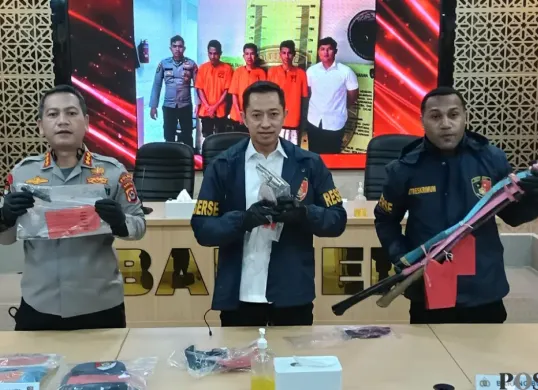 Dirreskrimum Polda Banten Kombes Pol Dian Setyawan didampingi Kabidhumas Kombes Pol Maruli Ahiles Hutapea dan Kasubdit III Jatanras Kompol Yeremia Iwo menunjukkan barang bukti. (Sumber: Poskota/Rahmat Haryono)