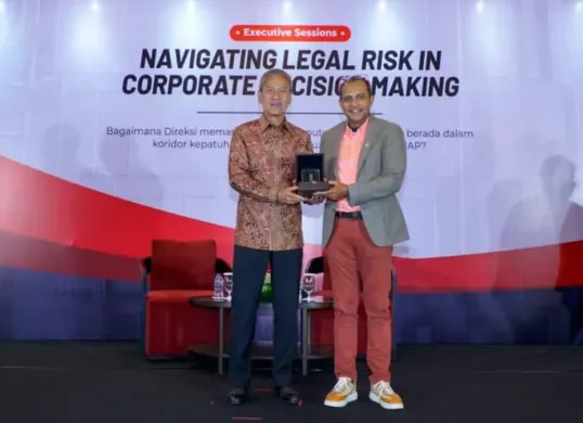 (kiri ke kanan) Direktur Legal dan Compliance Telkom Andy Kelana bersama Wakil Menteri Hukum Republik Indonesia Prof. Dr. Eddy O.S. Hiariej, S.H., M.Hum. (Sumber: Telkom Indonesia)