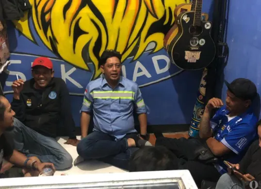 Anggota Viking Persib Club Distrik Sukajadi saat melakukan koordinasi internal. (Sumber: Poskota/Gatot Poedji Utomo)