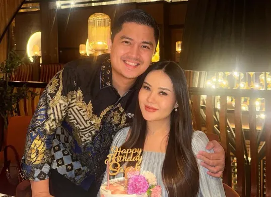 Selebgram Sarah Gibson bersama dengan suaminya Diska Resha Putra yang diduga selingkuh. (Sumber: Instagram/@sarahgibson21)