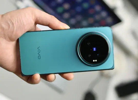 vivo X Fold 6 resmi meluncur di China dengan kamera utama 200 MP, baterai 7.000 mAh, dan chipset MediaTek Dimensity 9500 Super Edition. (Sumber: X/@raihanhan121)