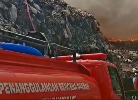 Kebakaran TPA Jatiwaringin, Kecamatan Sukadiri, Kabupaten Tangerang. (Sumber: Poskota/Veronica)