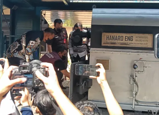 Dirresnarkoba Polda Banten Kombes Pol Wiwin Setiawan bersama Plt Kepala BNN Banten KRA Dinnar memasukan narkotika ke dalam mesin incenator boile. (Sumber: Poskota/Rahmat Haryono)