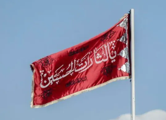 Pengibaran bendera merah di atas Masjid Jamkaran, kota suci Qom, Iran, viral di media sosial usai tewasnya Pemimpin Tertinggi Iran, Ayatollah Ali Khamenei. (Sumber: X/@)