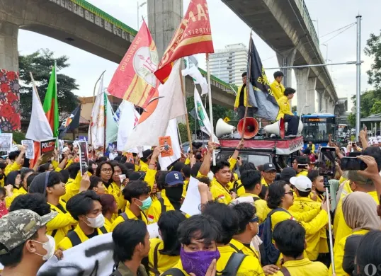 Ratusan mahasiswa UI dan UPN Veteran Jakarta menggelar aksi unjuk rasa di Mabes Polri, Jakarta, Jumat, 27 Februari 2026. (Sumber: Poskota/Ali Mansur)