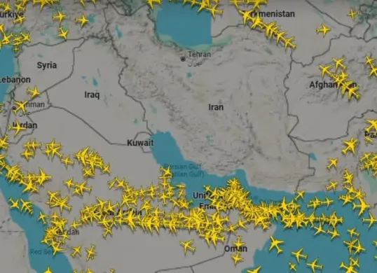 Konflik Iran vs AS-Israel memanas, 7 negara tutup wilayah udara dan ribuan penerbangan batal. (Sumber: X/@DambaanA)