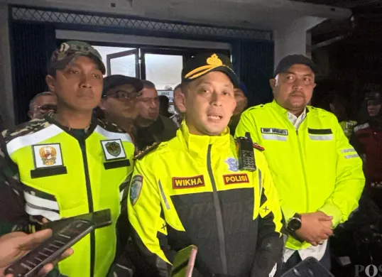 Kapolres Bogor AKBP Wikha Ardilestanto saat melakukan keterangan pers usai patroli skala besar bersama Forkopimda Kabupaten Bogor. (Sumber: Poskota/Giffar Rivana)