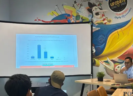Peneliti Indikator Politik Indonesia, Bawono Kumoro memaparkan hasil survei evaluasi publik satu tahun Pemkab Bogor di Cibinong, Minggu, 1 Maret 2026. (Sumber: Poskota/Giffar Rivana)