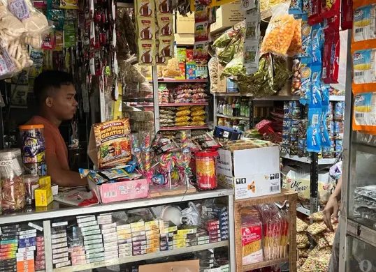 Warung kelontong di wilayah Palmerah, Jakarta Barat, Minggu, 1 Maret 2026. (Sumber: Poskota/Pandi Ramedhan)