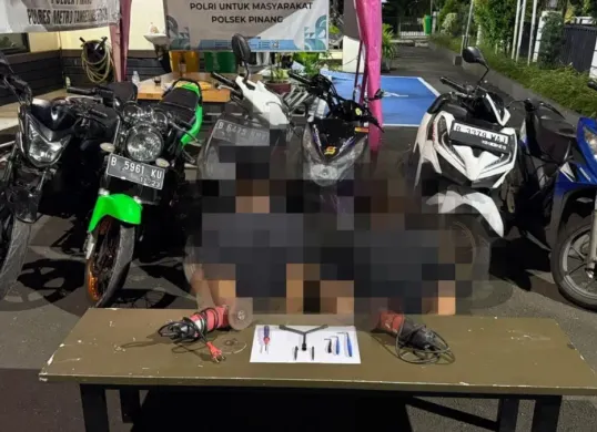 Pelaku dan barang bukti yang diamankan polisi. (Sumber: Polsek Pinang)