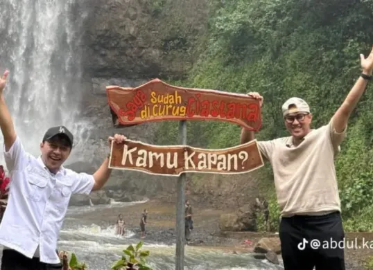 Anggota DPRD Jabar, Abdul Karim mengunjungi wisata alam Curug Ciastana, air terjun di Desa Bojongkasih, Kecamatan Kadupandak, Kabupaten Cianjur. (Sumber: Dok. Istimewa)