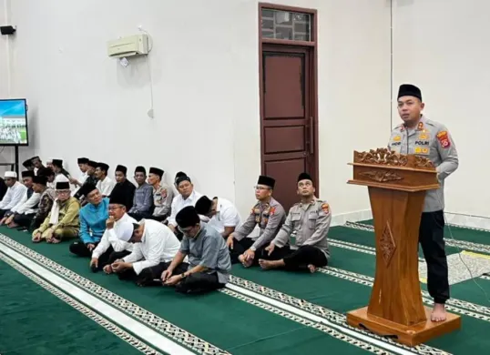 Kapolres Serang, AKBP Andri Kurniawan memberikan sambutan dalam kegiatan berbuka puasa bersama di Masjid Jami Al Huda Ponpes Shohibul Muslimin, Kecamatan Tunjung Teja, Kabupaten Serang, Senin, 2 Maret 2026. (Sumber: Dok. Polres Serang)