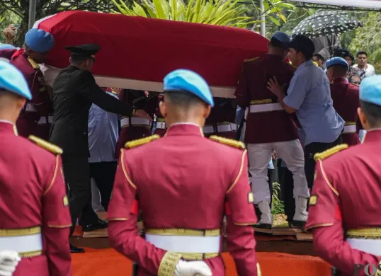 Prosesi pemakaman jenazah Wakil Presiden ke-6 RI, Try Sutrisno di Taman Makam Pahlawan Kalibata, Pancoran, Jakarta Selatan, Senin, 2 Maret 2026. (Sumber: Poskota/Bilal Nugraha Ginanjar)
