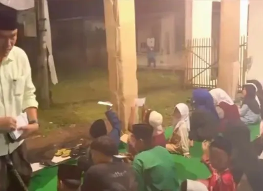 SANTUNAN: Anggota DPRD Jabar, Abdul Karim saat santuni 50 anak yatim di Pondok Pesantren Al Huda, Jalan Parungpayung, Desa Bojonglarang, Kecamatan Cijati, Kabupaten Cianjur. (Sumber: Istimewa)
