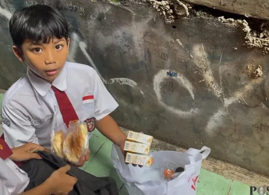 Siswa SDN 15 Slipi, Palmerah, Jakarta Barat menerima menu paket MBG selama bulan puasa mulai dari susu hingga roti, Senin, 2 Maret 2026. (Sumber: Poskota/Pandi Ramedhan)