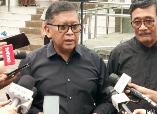 Sekretaris Jenderal PDI Perjuangan Hasto Kristiyanto bersama mantan Ketua DPP PDI-P Djarot Saiful Hidayat saat ditemui di Masjid Sunda Kelapa, Menteng, Jakarta Pusat, Senin, 2 Maret 2026. (Sumber: Poskota/Ali Mansur)