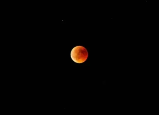 Waktu puncak Gerhana Bulan total di wilayah Jakarta hari ini 3 Maret 2026. (Sumber: Freepik)