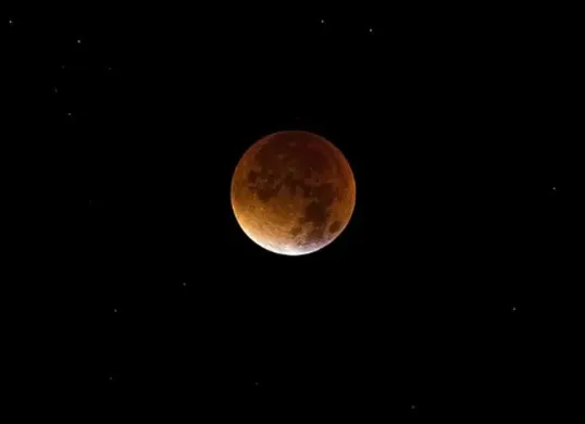 Fenomena gerhana Bulan Total hari in, 3 Maret 2026 di Jakarta. Ketahui info jam puncak, durasi totalitas, dan tips pengamatan aman. (Sumber: Pexels/Johannes Plenio)