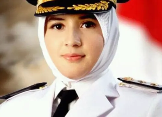 Profil dan biodata Bupati Pekalongan, Fadia Arafiq yang terjaring OTT KPK. (Sumber: Instagram/@bupatipekalongan)