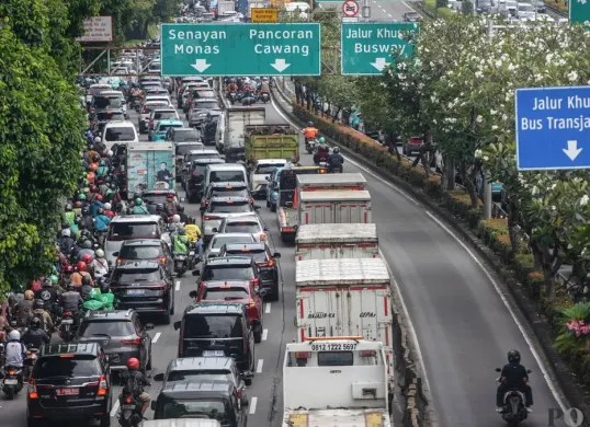 Sejumlah pengendara terjebak kemacetan saat jam pulang kerja di Jalan Jendral Sudirman, Jakarta Selatan. (Sumber: Poskota/Bilal Nugraha Ginanjar)