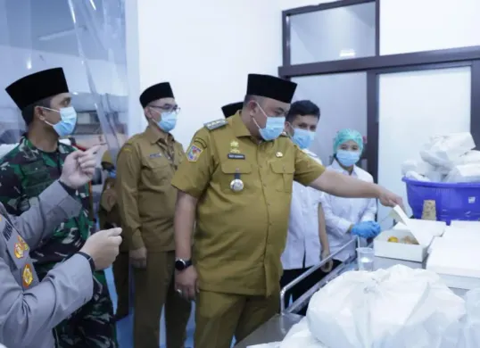 Bupati Bogor Rudy Susmanto saat meninjau SPPG Polres Bogor di Cibungbulang. (Sumber: Dok. Polres Bogor)