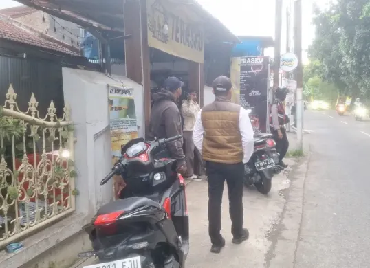 Kanit Reskrim Polsek Pancoran Mas bersama anggota Samapta mendatangi dua orang debt collector di Jalan Tanah Baru, Pancoran Mas, Kota Depok. (Sumber: Dok. Polsek Pancoran Mas)