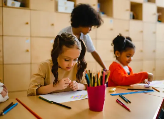 Ilustrasi anak sekolah yang sedang belajar, menjelang masa libur sekolah. (Sumber: Pexels)