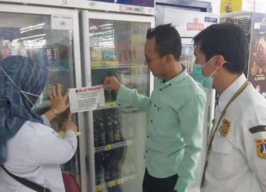 Dinas PPKUKM DKI Jakarta saat melakukan penyegelan. (Sumber: Dok. Kominfotik Pemprov Jakarta)