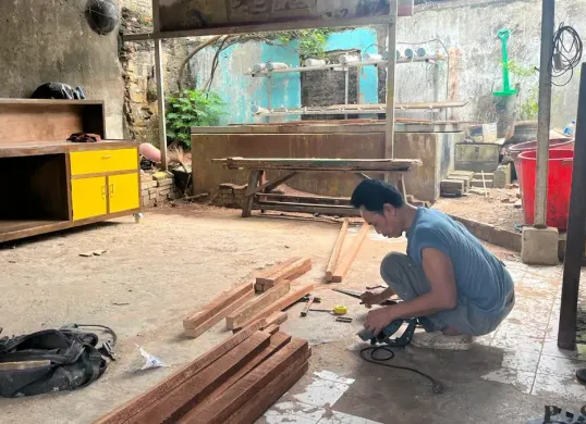 Kasmin, 56 tahun, terpaksa tidak bisa mudik lebaran tahun ini karena kondisi ekonomi. (Sumber: Poskota/Pandi Ramedhan)