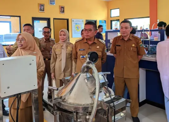 Ratu Zakiyah sapaan Ratu Rachmatuzakiyah mendampingi Gubernur Andra meninjau SMK Negeri 1 Anyer di Kecamatan Anyer. (Sumber: Istimewa)