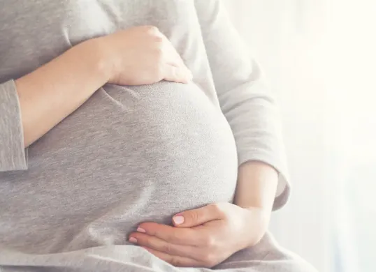 Tips aman untuk janin bagi ibu hamil saat puasa menurut Dokter Zaidul Akbar. (Sumber: Freepik/valeria-aksakova)