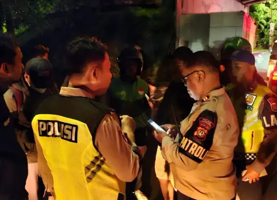 Petugas kepolisian mengecek lokasi kecelakaan di underpass UI Depok yang menewaskan seorang pemotor pada Kamis, 5 Maret 2026 dini hari. (Sumber: Dok. Polres Metro Depok)