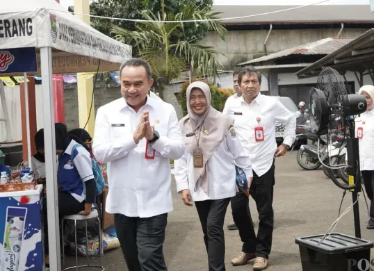Sekda Kabupaten Tangerang, Soma Atmaja meninjau Bazar Ramadhan di Gerai Tangerang Gemilang, Jumat, 6 Maret 2026. (Sumber: Poskota/Veronica Prasetio)