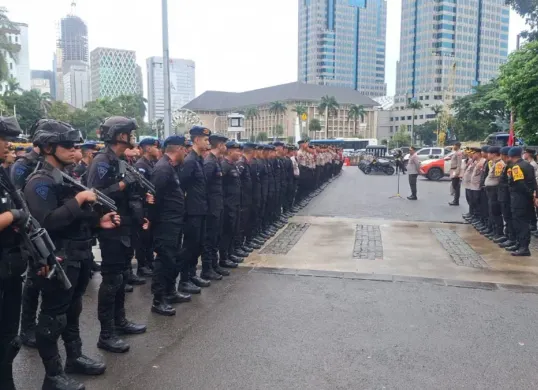 Personel gabungan dikerahkan untuk mengamankan aksi unjuk rasa yang rencananya digelar di kawasan selatan Monumen Nasional (Monas), Gambir, Jakarta Pusat, Jumat, 6 Maret 2026. (Sumber: Polres Metro Jakarta Pusat)