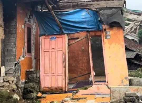 Salah satu rumah warga di Desa Bayah Timur, Kecamatan Bayah, Kabupaten Lebak, yang terdampak bencana pergerakan tanah. (Sumber: Poskota/Samsul Fatoni)