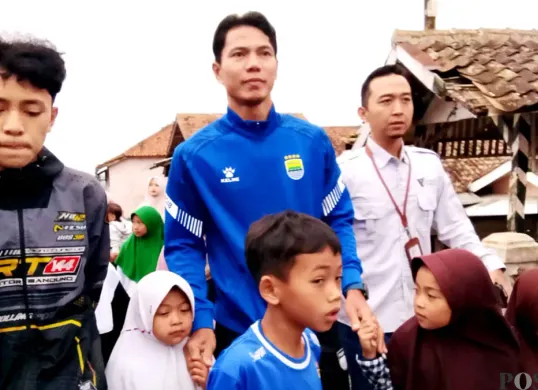 Pemain Persib Bandung bersama Pimpinan Cabang Dompet Dhuafa nampak akrab dengan anak-anak penyintas Longsor Pasirlangu. (Sumber: Poskota/Gatot Poedji Utomo)