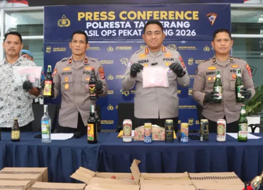 Hasil Operasi Pekat Maung 2026 Polresta Tangerang amankan ribuan botol miras dan obat keras ilegal. (Sumber: Poskota/Veronica)