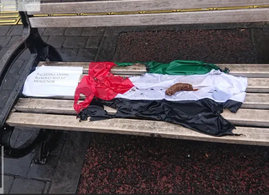 Sebuah bendera di bangku trotoar kawasan Kebayoran Baru, Jakarta Selatan, yang terdapat kotoran manusia ditemukan petugas pada Jumat, 6 Maret 2026. (Sumber: Istimewa)