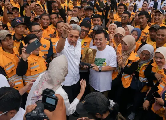 Wali Kota Bogor, Dedie Abdu Rachim (kiri) dan Ketua DPRD, Adityawarman Adil (kanan) saat menerima penghargaan dari Menteri Lingkungan Hidup RI berupa Sertifikat Menuju Kota Bersih Tahun 2026. (Sumber: Istimewa)
