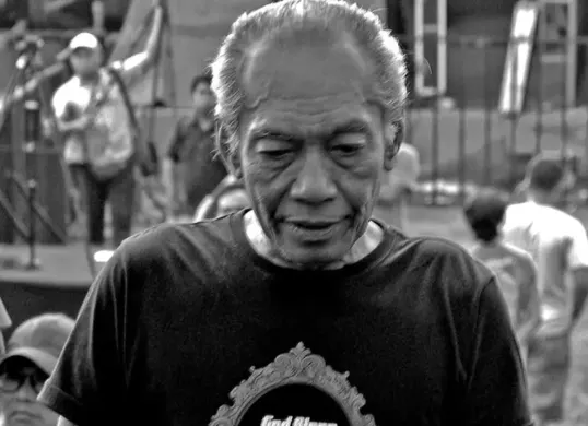 Donny Fattah, bassist dan salah satu pendiri band legendaris God Bless, meninggal dunia pada usia 76 tahun setelah berjuang melawan sejumlah penyakit serius. (Sumber: Instagram/@donnyfattahbass)