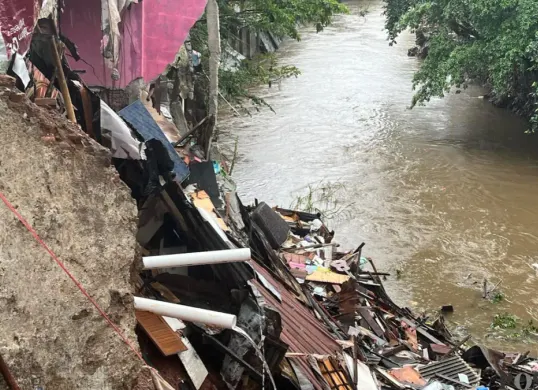 Kondisi bangunan rumah kontrakan pasca kejadian longsor di Jalan X, Kelurahan Kebon Baru, Kecamatan Tebet, Jakarta Selatan, Sabtu, 7 Maret 2026. (Sumber: Poskota/Pandi Ramedhan)