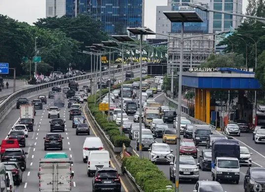 Ilustrasi, Arus mudik Lebaran 2026 diprediksi padat lebih awal. Simak jadwal puncak mudik dan balik, daftar titik rawan macet, serta skema one way tol yang diterapkan pemerintah. (Sumber: Poskota/Bilal Nugraha Ginanjar)