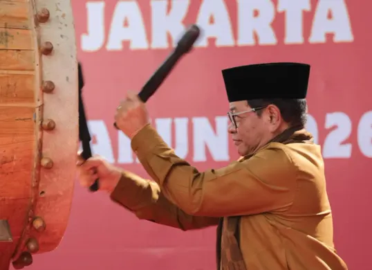 Gubernur Jakarta Pramono Anung saat tabuh bedug di Festival Bedug Tingkat Provinsi DKI Jakarta Tahun 2026 di Taman Ismail Marzuki, Jakarta Pusat, pada Sabtu, 7 Maret 2026. (Sumber: Kominfotik Pemprov Jakarta)