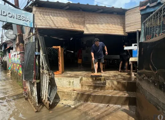 Warga Kelurahan Petogogan, Kebayoran Baru, Jakarta Selatan pasca banjir Minggu, 8 Maret 2026. (Sumber: Poskota/Pandi Ramedhan)