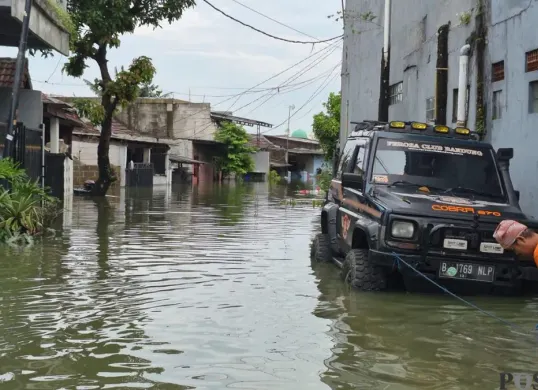 Banjir yang terjadi di Perumahan Villa Tomang Baru, Desa Gelam Jaya, Kecamatan Pasar Kemis, Kabupaten Tangerang, Minggu, 8 Maret 2026. (Sumber: Poskota/Veronica Prasetio)