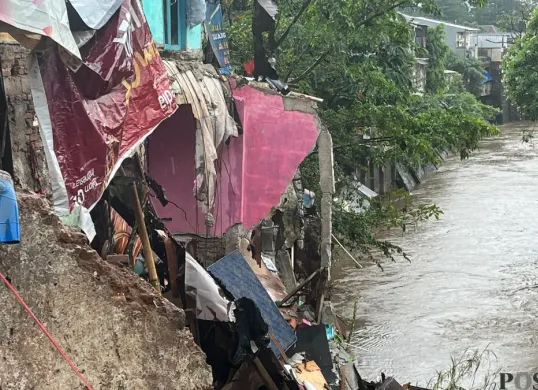 Kondisi bangunan rumah kontrakan di Jalan X, Kebon Baru, Tebet, Jakarta Selatan, yang rusak akibat bencana longsor, Sabtu, 7 Maret 2026. (Sumber: Poskota/Pandi Ramedhan)