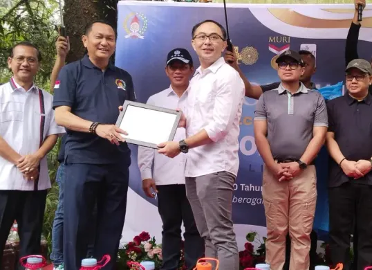 Perwakilan Alam Sutera, Andre Simandjaja menerima penghargaan. (Sumber: Istimewa)